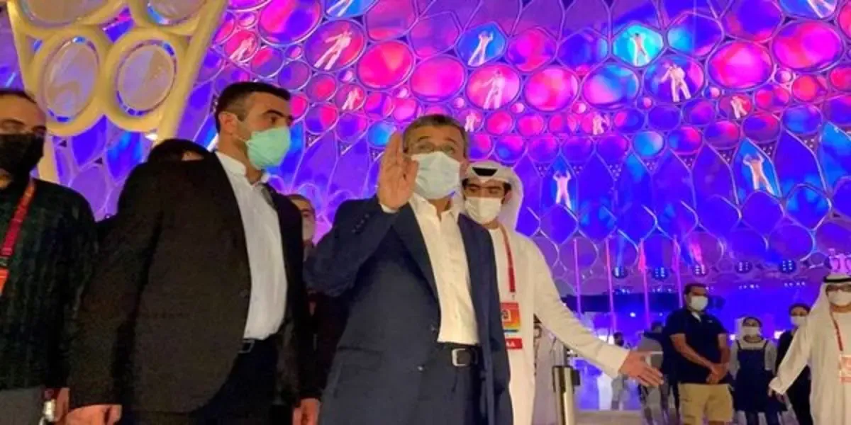 (عکس) تصویری متفاوت از احمدی نژاد پای دار قالی!