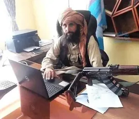 تصویری عجیب از میز کار رئیس بانک مرکزی طالبان