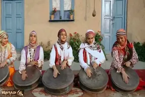 آواز محلی؛ تو میدون خانوما با تشت و قابلمه و آقایون رو الاغ نی و تنبکی می زنن و می خونن