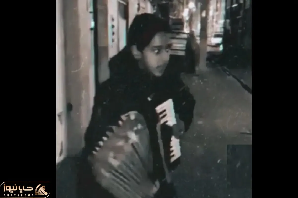 آواز خیابانی؛ ببینید بچه کار چه با غم تو صداش آهنگ دوسش دارم هنوز رو میخونه!