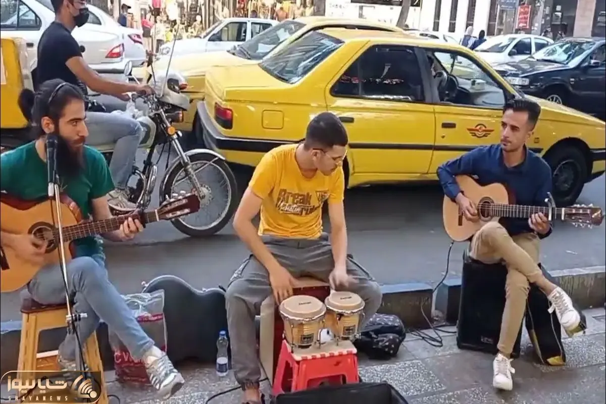آواز خیابانی؛ ببینید این جوون چه زیبا از محسن یگانه میخونه و با سازش هنرنمایی میکنه