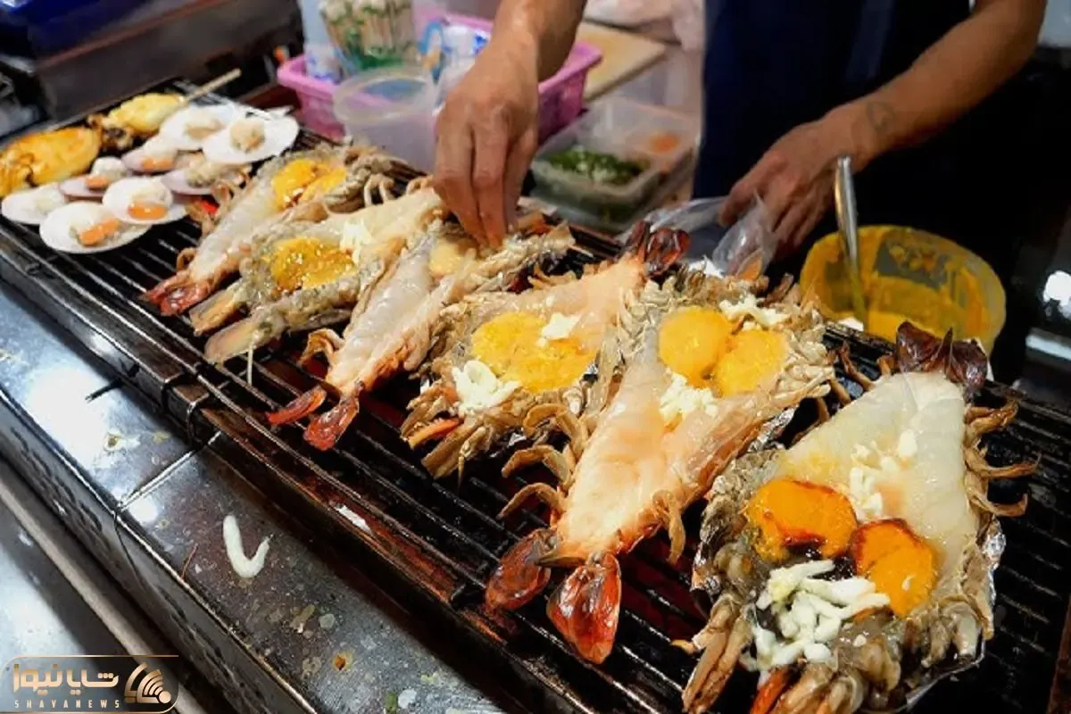 غذای چندش؛ خرچنگ موذی رو از وسط برش داد سرخ کرد با زرده خام تخم مرغ سرو کرد