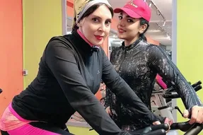 لیلا بلوکات با لباس ورزشی صورتی در خانه!