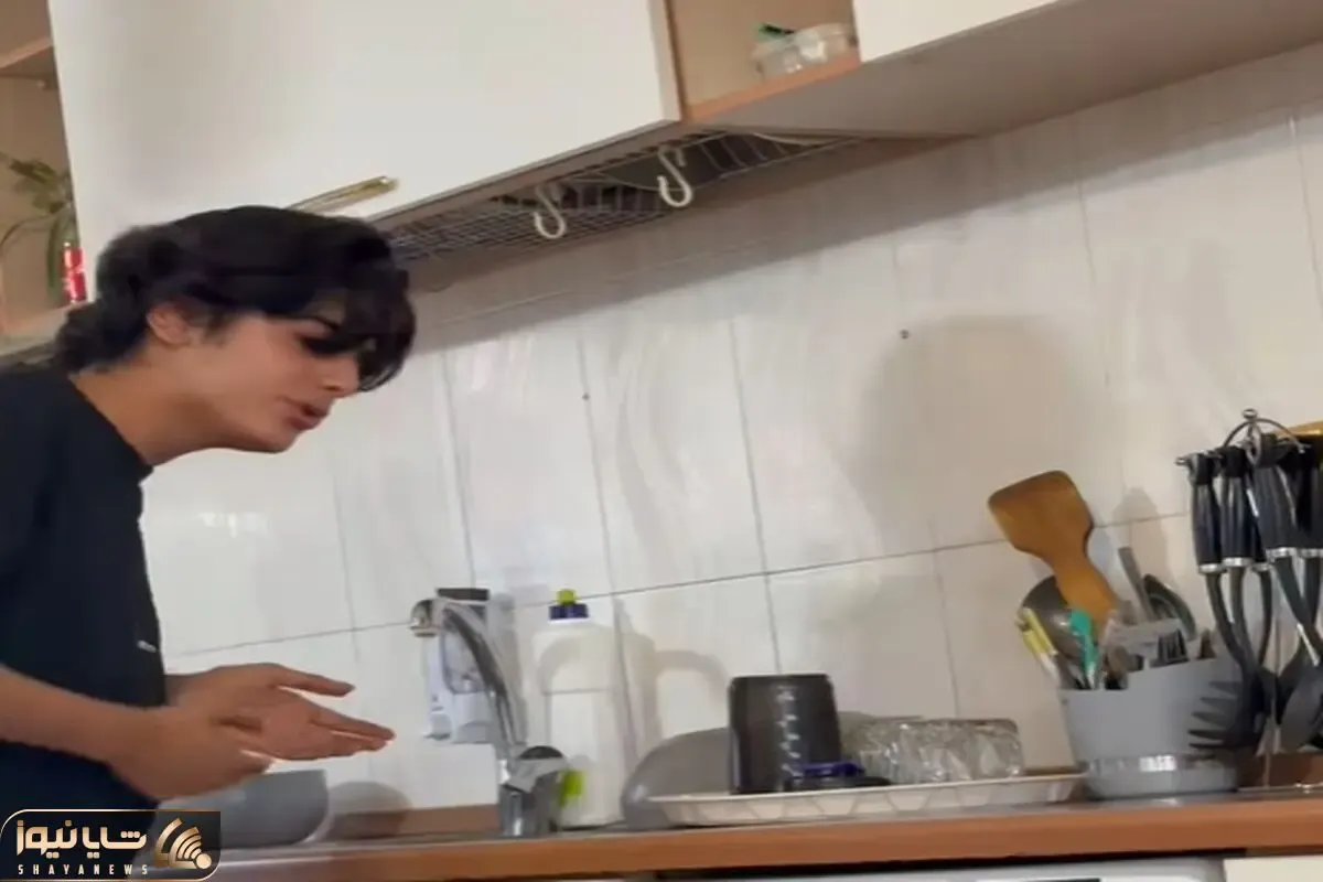 آواز شاد؛ دهه نودیه آهنگ هزار و یک شبو خوند از خواننده دو لول بهتر میکروفونش سلاح سرد
