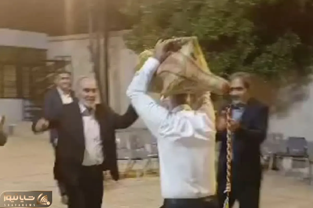 آواز شاد؛ پیرمرد نی انبان رو گرفته سرش چه رقص بندری پر شوری تو عروسی میکنه آخر سرخوشی