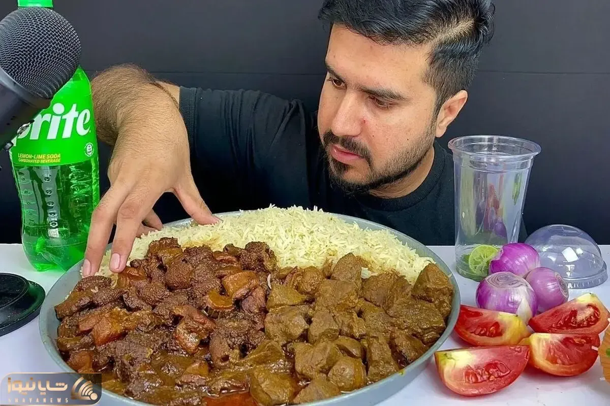 غذا خوردن با صدا ؛ مَلچ ملوچ کردن این آقای پاکستانی موقع خوردن چلو گوشت آخه بدون قاشق