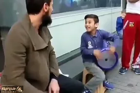 آواز خیابانی؛ پدر و پسری که با تیمپو آهنگ زورخانه ای میزنن؛ فقط پسر بچه رو نگاه!