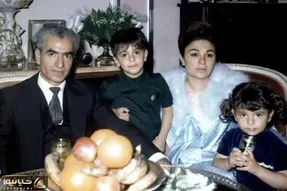 سفر به ایام قدیم سال 1359؛ فرح دیبا در مراسم سوم محمدرضا پهلوی همراه پسران