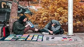(عکس) عجیب‌ ترین تصویر از دختران دستفروش تهران!