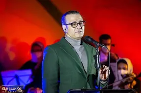 آواز ماندگار؛ ببینید علیرضا قربانی چه شنیدنی و دلنشین آهنگ من عاشق چشمت شدم رو خوند