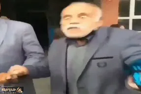آواز شاد؛ پیرمرد سر چوبی رقصید با اداها و چپ کردن چشماش بقیه صف از خنده تار و مار شدن