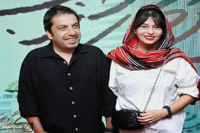 سکانس خندون؛ عباس جمشیدی‌فر تو خواستگاری با اصرار عروس دستاشو میگیره