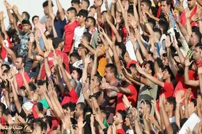 شعار جالب هواداران نساجی در ورزشگاه آزادی
