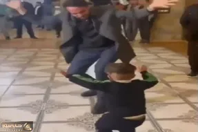 آواز شاد؛ بچه جیبی جوری کردی رقصید انگار نصفش زیر زمینه باباش چه حالی میکنه از اداهاش