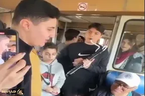 آواز خیابانی؛ پسره انقد قشنگ آهنگ احمد کایارو تو مترو خوند فکر کنم چند نفر جا بمونن