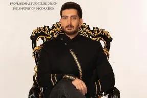 ژست خاص فرزاد فرزین روی مبل بسیار بزرگ و لاکچری اش!