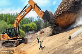 تجهیزات سنگین؛ سنگ غول پیکر غلتید رو بیل مکانیکی اپراتور متخصص کنترل را به دست گرفت