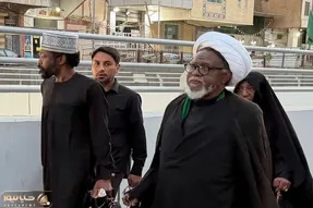 (عکس) شیخ ابراهیم زکزاکی و همسرش در بین عزاداران رهبر شهید در نجف