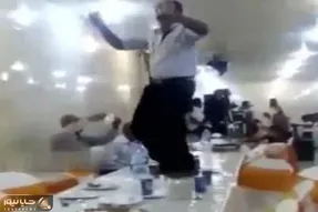 آواز شاد؛ پیرمرد جو زده شد تو تالار رو میز رقصید یهو میز شکست پخش زمین شد ملت پاچیدن