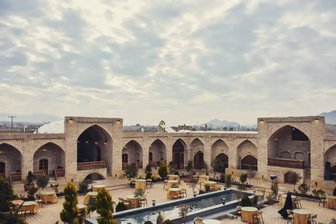 کاروانسرای دودهک کجاست و ماجرای آب بازی مختلط مردان و زنان چه بود؟