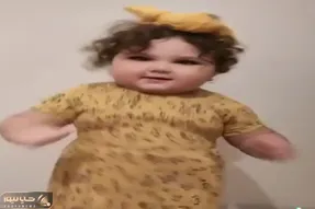آواز شاد؛ دختر بچه انگار کندوی عسله انقد شیرینه با پیرهن گل گلیش زور میزنه قشنگ برقصه