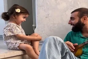 نتیجه تلاش های دایی برای خواننده کردن خواهرزاده اش دیدنی است/ دختر بلا چه خوب میخواند