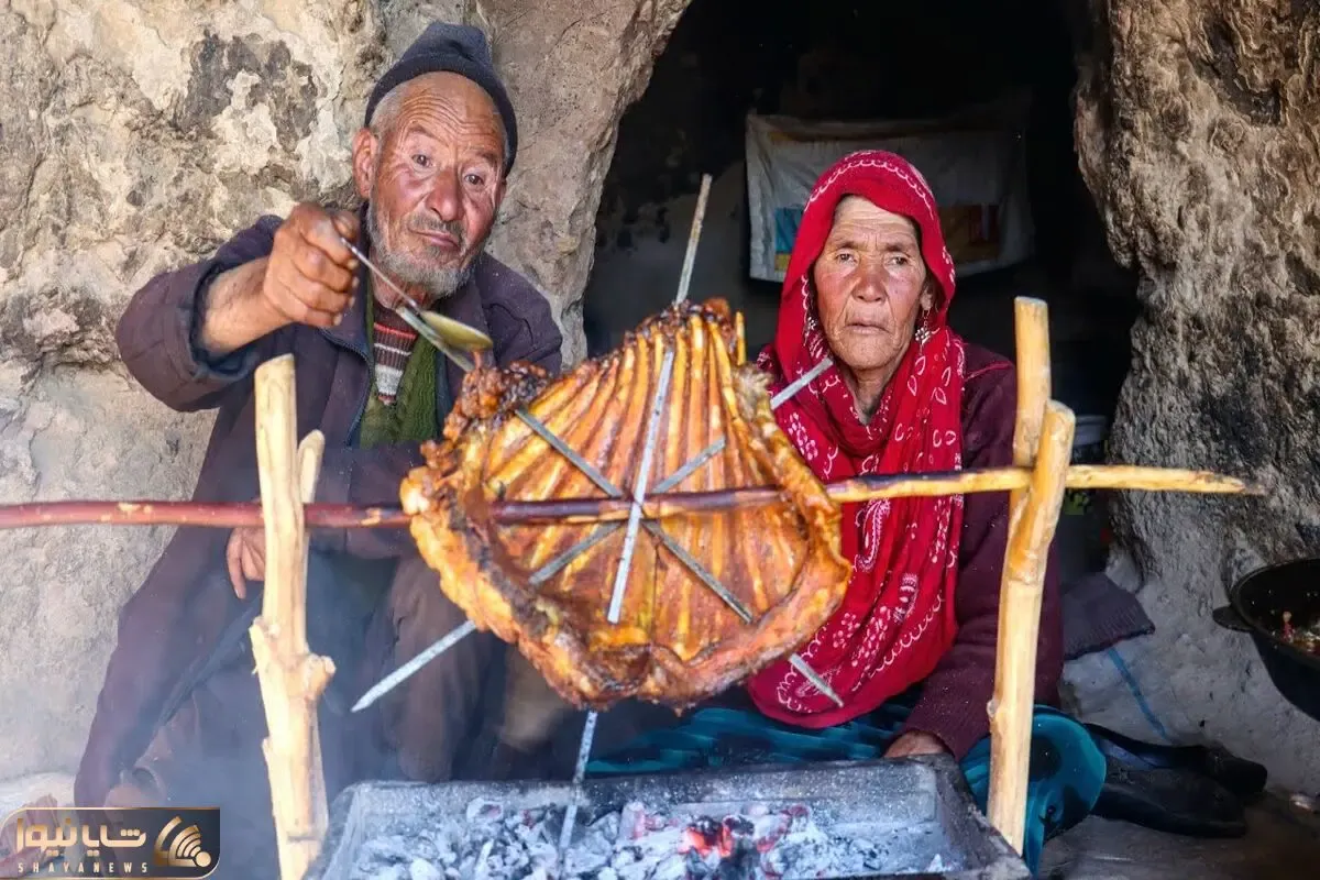 غذای خوش پخت دهاتی؛ پیرزن پیرمرد افغان روی ذغال دنده کباب پختن جذاب در حد بوندسلیگا