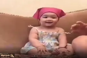 آواز شاد؛ دختربچه جوجه با سنی دییلر یه رقصی کرد باباش کنارش از ذوق خودشو میزنه بامزه