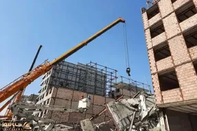 جدیدا جرثقیل ها پرواز میکنن و ساختمونا مثل لِگو پهن زمین میشن؛ ریزش ساختمانی دیگر