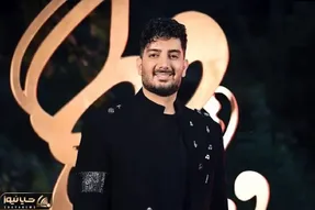 آواز شاد؛ تو کنسرت فرزاد فرزین یهو باطری میکروفن ضد حال میزنه با تاسف قر میده