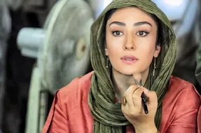 خانم بازیگر در حال میکاپ صورتش!
