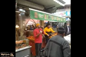 آواز خیابانی؛ ببینید گس بند چطور وسط بازار تو هوای بارونی آهنگ چرخش یک رقص رو میخونن