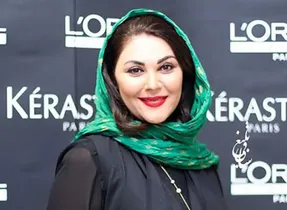 لاله اسکندری با چادر گلگلی برسر مزار سهراب
