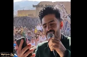 آواز محلی؛ تو عروسی آهنگ خراسانی دلبر رو چه با انرژی خوند ملت مثل مور و ملخ ریختن