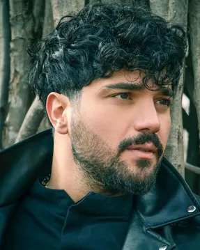 دابسمش جذاب سینا مهراد با تیپ خفن در ماشین لاکچری اش