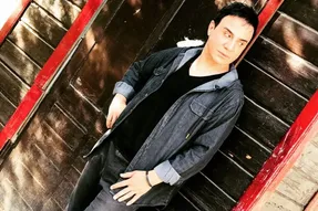 عکس عمو پورنگ در سال 1400 با ژست دهه 60 + عکس جالب