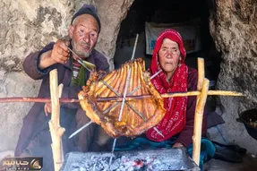 غذای خوش پخت دهاتی؛ پیرزن پیرمرد افغان روی ذغال دنده کباب پختن جذاب در حد بوندسلیگا