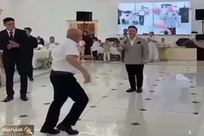 آواز شاد؛ ژانگولر بازی پیر پرحاشیه وسط تالار عروسی بجای پایکوبی پشتک میزنی مدل بروسلی