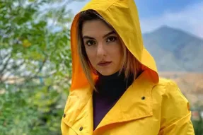 عکس متفاوت دنیا مدنی اینبار جلوتر از آب دریا!