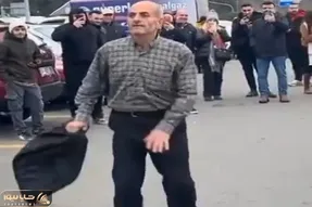 آواز خیابانی؛ پیرمرده همسناش نمیتونن راه برن ولی این یکی داره تو خیابون ویبره میزنه