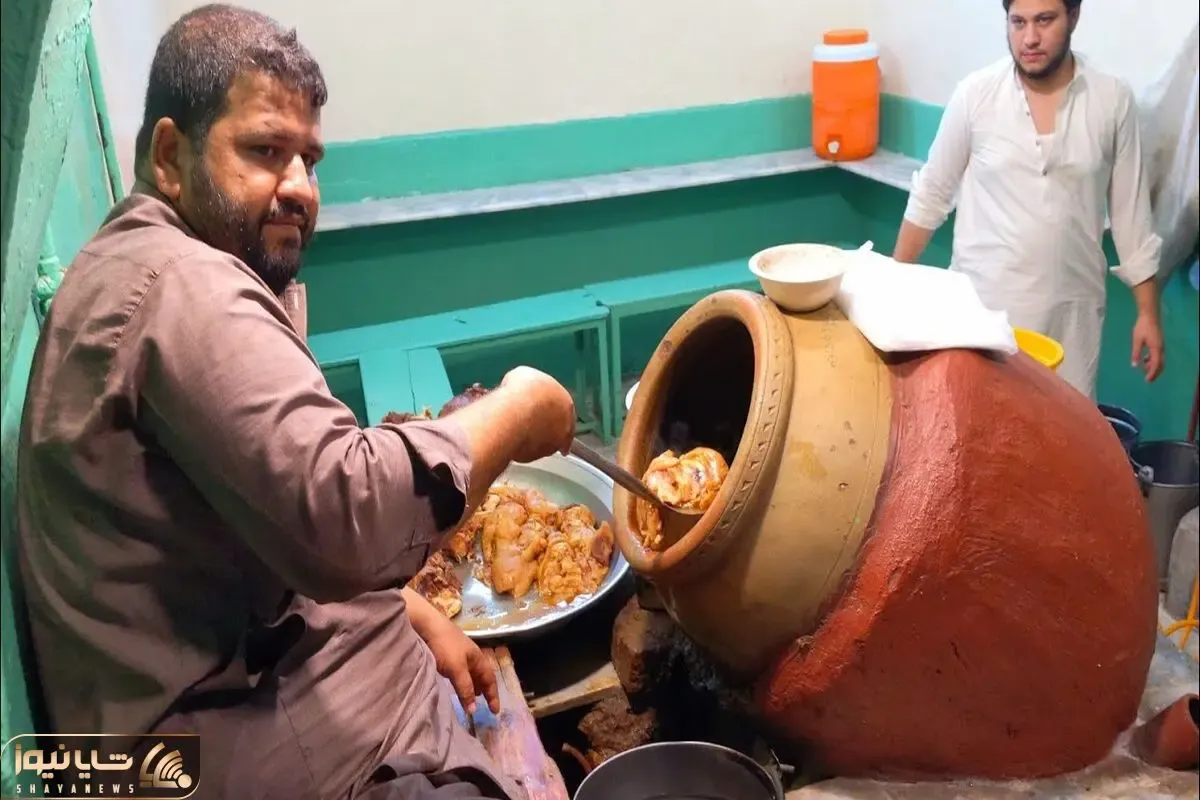 غذای خیابانی ؛ غذای معروف پاکستان که مخلوط آبگوشت و کله پاچه است و عاشق داره کرور کرور