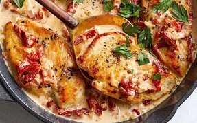 طرز پخت کتلت مرغ با سس خامه ای گوجه فرنگی