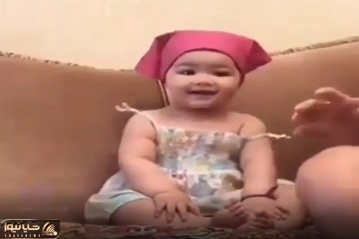 آواز شاد؛ دختربچه جوجه با سنی دییلر یه رقصی کرد باباش کنارش از ذوق خودشو میزنه بامزه