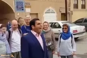 آواز شاد؛ مرد ایرانی جلو توریستای خارجی باد به غبغب انداخت خوند ولی کاش نمیخوند