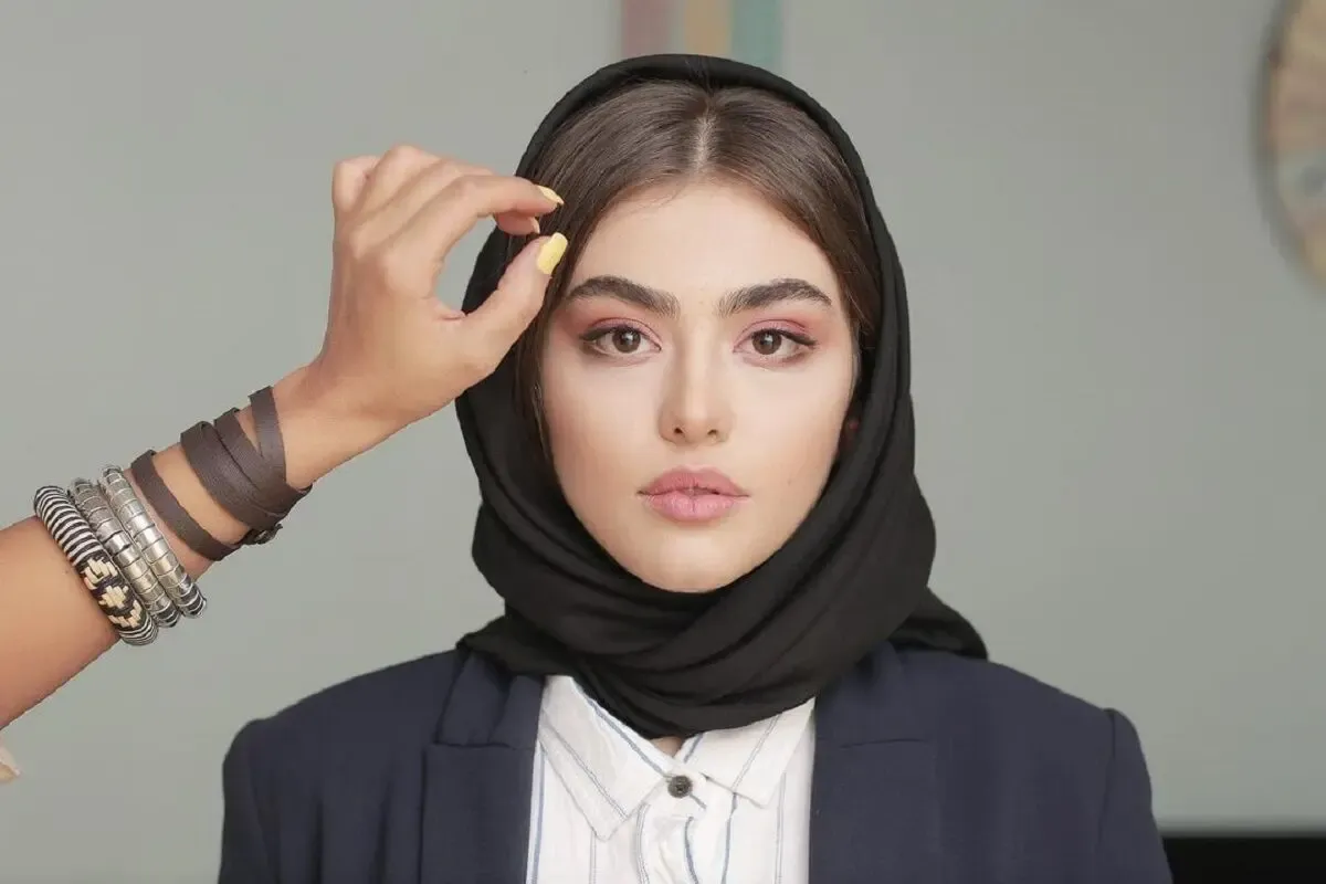 ریحانه پارسا با مرد غریبه داخل استخر چه می کند؟