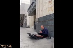 آواز خیابانی؛ ریش سفیدی رو ببییند که کفشاشو درورده و چه گوش نواز سنتور میزنه!