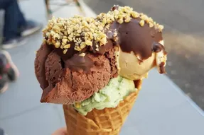بستنی فروش و مشتریاش تو دنیا معروف شدن | ویدیو