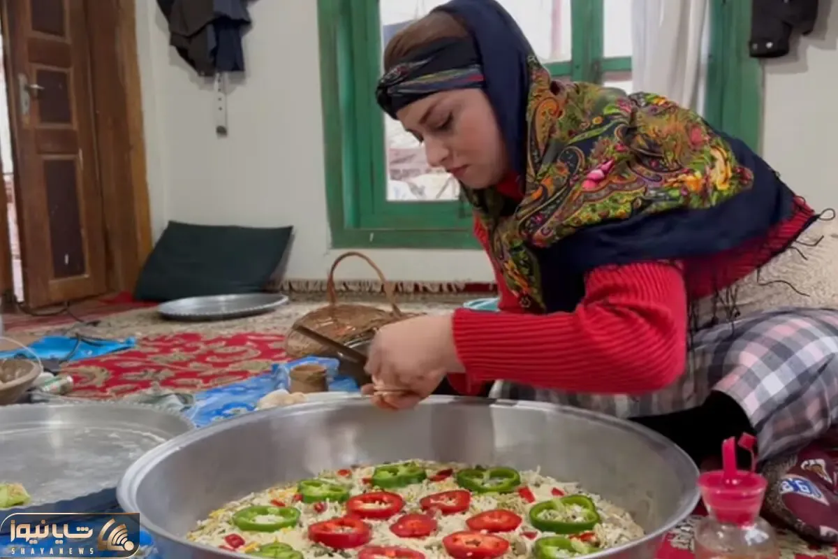 غذای خوش پخت دهاتی؛ مادر و دختر خوش ذوق روی آتیش با ذغال یه پیتزای کبیر پختن معرکه