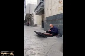 آواز خیابانی؛ ریش سفیدی که کفشاش رو درورده و سنتور میزنه خفن!