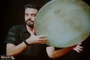 آواز جگرسوز؛ این آقای هنرمند اومد و نوحه پرطرفدار رو با دف زد بسیار اصیل و روح نواز